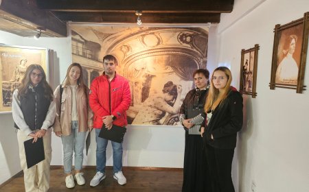 На Международния ден на творците гимназисти от Езикова гимназия "Гео Милев" посетиха родната къща на Адриана Будевска
