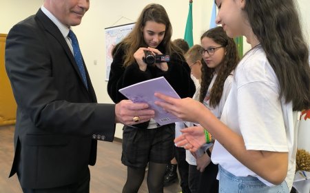 Петокласници от СУ „Св. св. Кирил и Методий“ поздравиха областния управител за празника на будителите