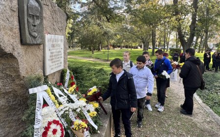 С венци и цветя Каварна отбеляза Деня на народните будители