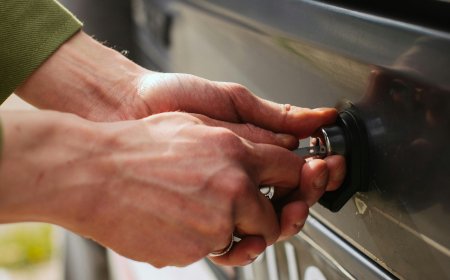 Полицията задържа двама младежи за кражба от автомобил в Добрич