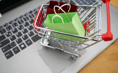 Коледният дух или маркетингова стратегия? Как празникът ни кара да отворим портфейлите си