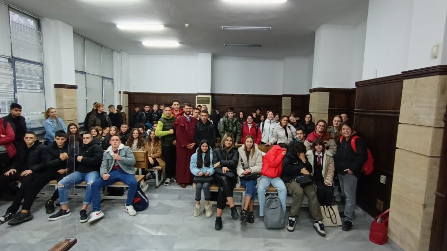 Ученици от Финансово-стопанска гимназия „Васил Левски“ посетиха Съдебната палата в Добрич