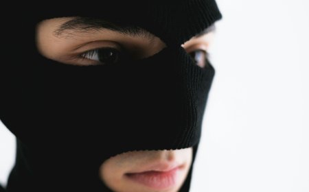 Шестима маскирани извършители на серия грабежи са задържани в Добрич