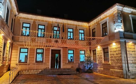Коледната украса на Община Добричка озари града със светлина и уют
