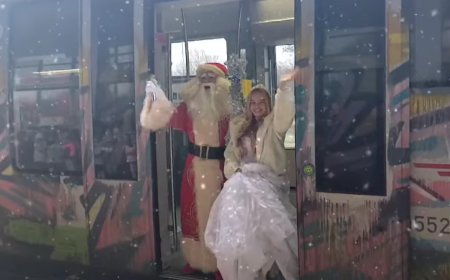 Дядо Коледа пристигна с влак за децата от ДГ "Славейче"