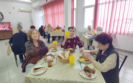 Фондация „Предай нататък“ зарадва възрастните от Дома за стари хора в Добрич с празничен обяд