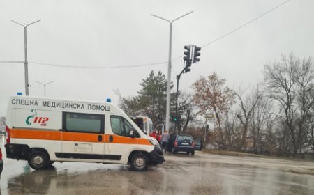 Катастрофа между линейка и лек автомобил затруднява движението на бул. „Добруджа“
