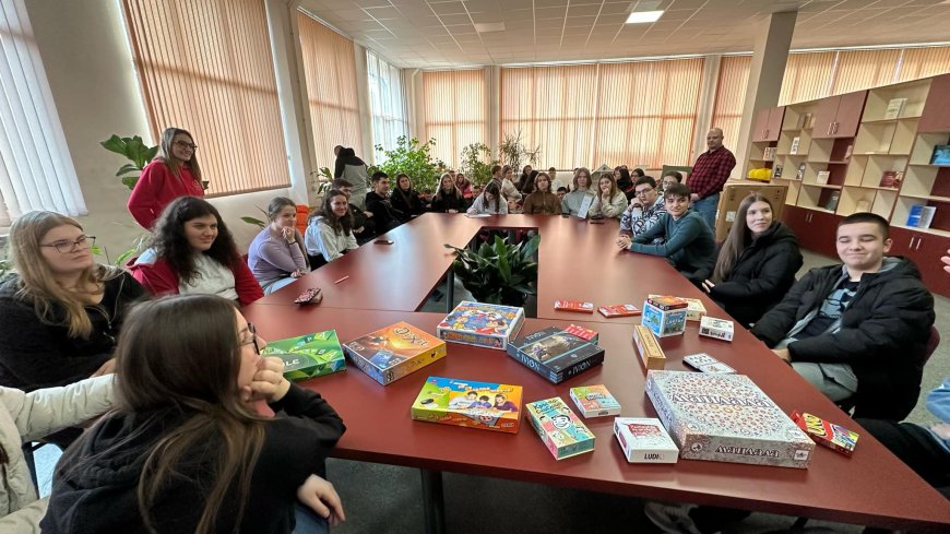 Младежки център – Добрич организира „Пътуващи настолни игри“ за ученици