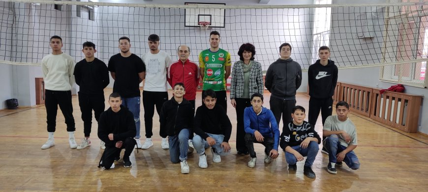 Живодар Иванов даде вдъхновяващ открит урок по волейбол в ПГ по ТОЛП Добрич