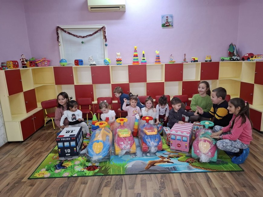 Четири деца от Шабла подариха играчки за Коледа на децата от яслата