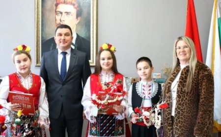 Сурвакари посетиха Общинска администрация в Генерал Тошево