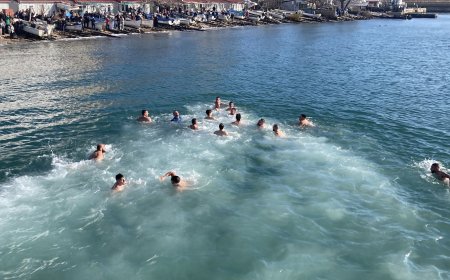 Живко Господинов триумфира с кръста на Йордановден в Балчик