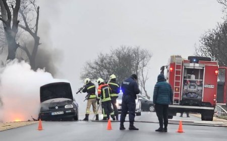 Автомобил се запали на входа на Добрич, шофьорът е невредим