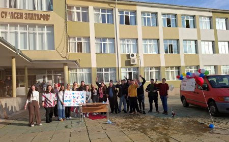 Абитуриентите от СУ „Асен Златаров“ в Шабла изненадаха класния си с атрактивна покана за бала