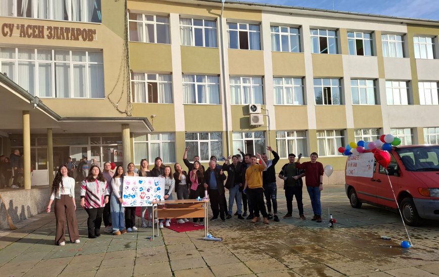 Абитуриентите от СУ „Асен Златаров“ в Шабла изненадаха класния си с атрактивна покана за бала