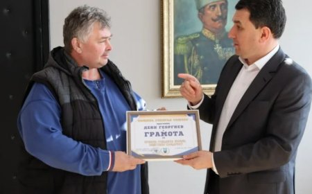 Наградиха мъжа от Генерал Тошево, който сигнализира институциите за увреден тротоар от шофьор на камион