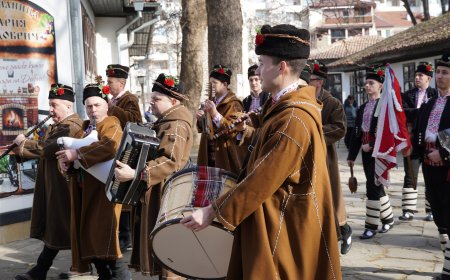 Добрич възроди традицията на Трифон Зарезан със зарязване на лозата и празнично хоро (СНИМКИ)