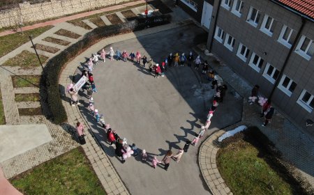 Ученици от Шабла и Дуранкулак казаха „Не на тормоза в училище“ с розови балони и прожекция на филма „Гунди – Легенда за любовта“