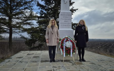 Кметът на Община  Добричка поднесе цветя на Братската могила