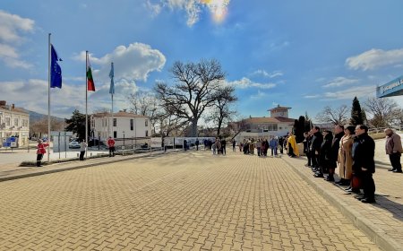 Балчиклии сведоха глави и поднесоха цветя пред Паметника на героите, паднали за Свободата на Отечеството