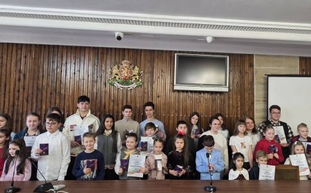 Кметът на Добрич Йордан Йорданов награди победителите в областния конкурс-рецитал „За да я има България“