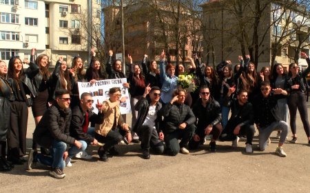 С рок учениците от 12б  на ЕГ „Гео Милев” поканиха класната си на абитуриентски бал
