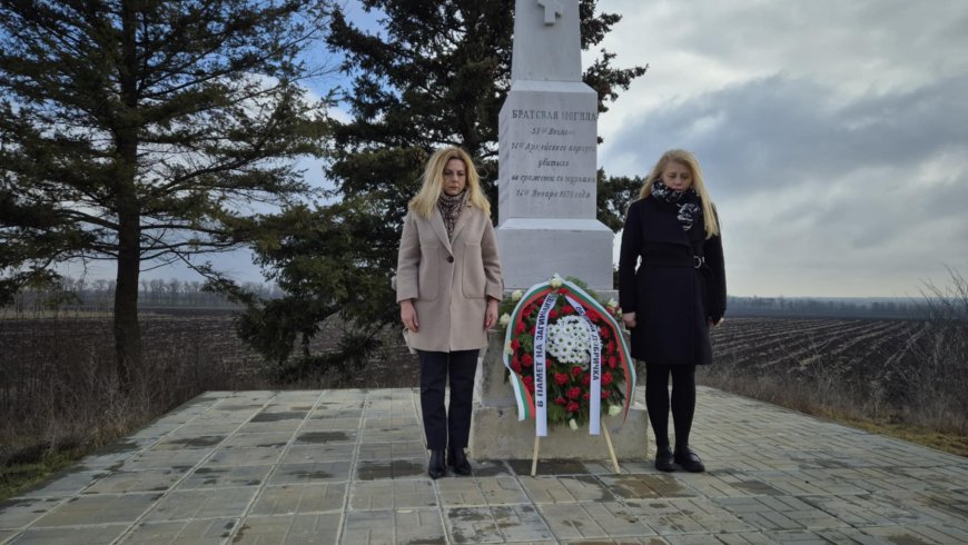 Кметът на Община  Добричка поднесе цветя на Братската могила