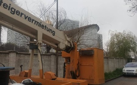 Общинското предприятие „Комуналстрой” изкърпва дупките в кв. „Строител” след ВиК аварии