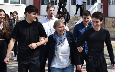 Дванадесетокласници от СУ „П. Р. Славейков“ поканиха класната си на бала по нестандартен начин