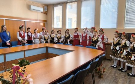 Лазарки от СУ „Любен Каравелов“ наричаха за здраве и плодородие в Областна администрация – Добрич