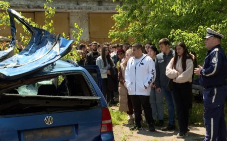 Зрелостниците в Добрич посетиха паркинга на МВР, на който се съхраняват колите, с които са станали тежки катастрофи