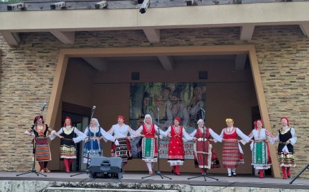 Любители на фолклора и нестинарски танц в „Песни и хора край жаравата” в Шабла