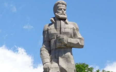 С вой на сирени почитаме Христо Ботев