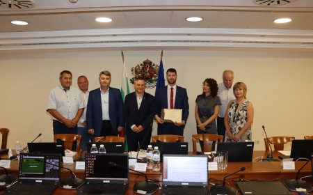 Прокурор Даниел Илиев с грамота от Прокурорската колегия на ВСС