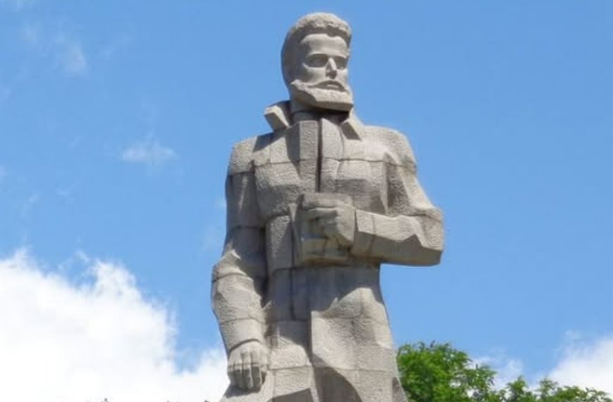 С вой на сирени почитаме Христо Ботев
