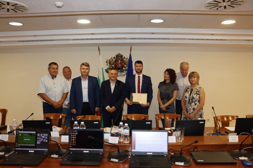 Прокурор Даниел Илиев с грамота от Прокурорската колегия на ВСС