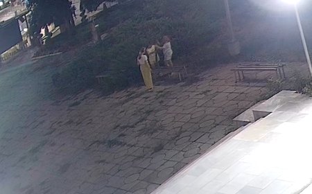 Три момичета потрошиха  пейките пред Дом-паметник "Йордан Йовков" в Добрич