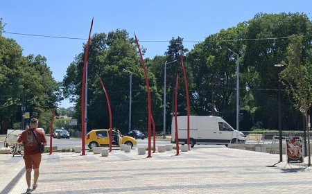 Проектантско бюро „Албена": Композицията от червени осветителни стълбове е един  от абстрактните елементи, заложени още в конкурсния проект