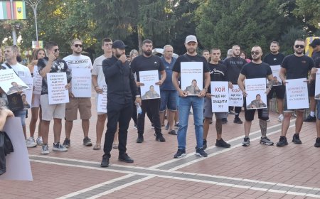 Мирен протест и бдение в памет на починалия след междусъседски скандал фотограф Динко Георгиев се проведе тази вечер в Генерал Тошево