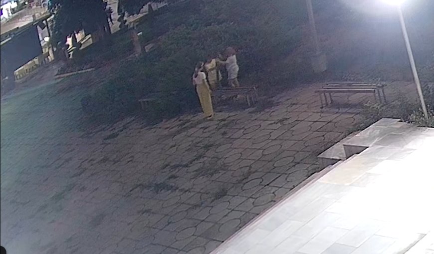 Три момичета потрошиха  пейките пред Дом-паметник "Йордан Йовков" в Добрич