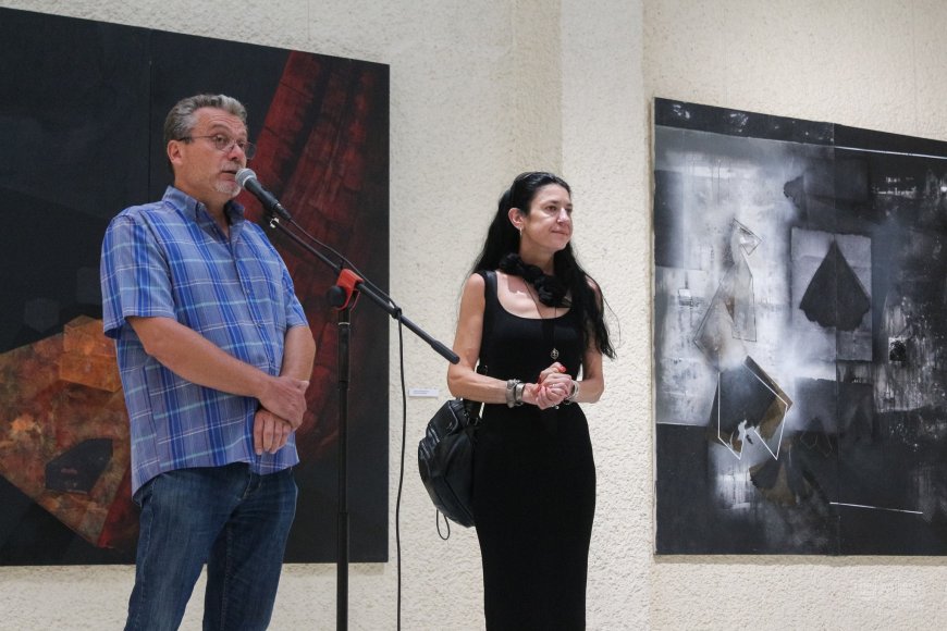Изложбата „Изток – Запад“ на проф. д-р Мартина Караиванова представена в Художествена галерия – Добрич