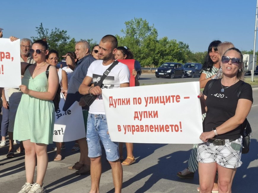 Жители на Добрич на протест заради лошото състояние на улици и тротоари