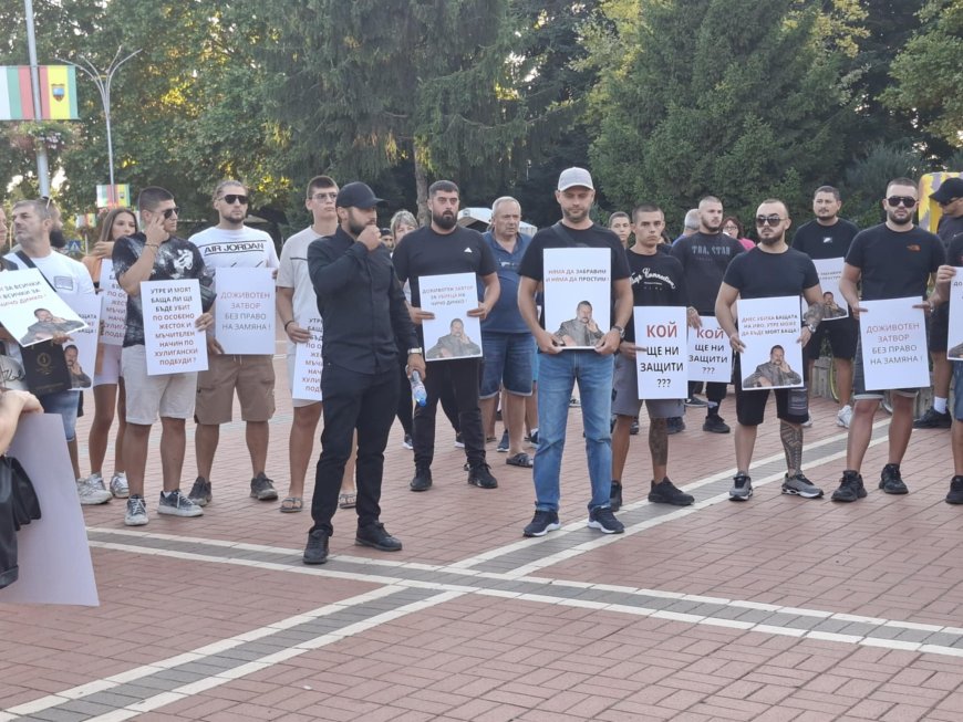 Мирен протест и бдение в памет на починалия след междусъседски скандал фотограф Динко Георгиев се проведе тази вечер в Генерал Тошево