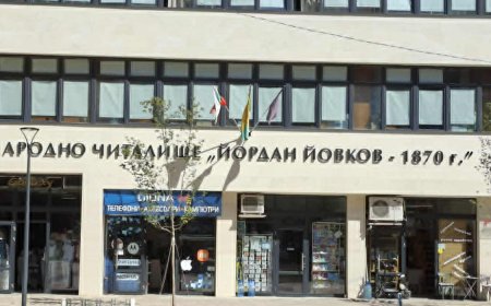 Георги Казанджиев дарява част от личния си архив на читалището в Добрич