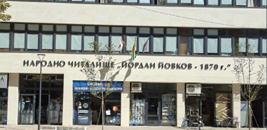 Георги Казанджиев дарява част от личния си архив на читалището в Добрич