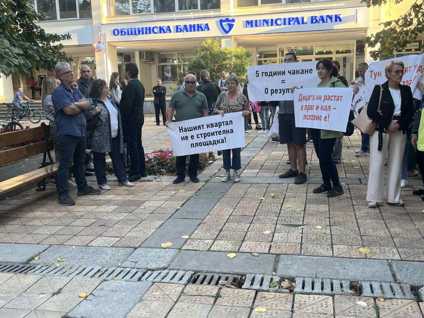 Живущите в района на Рилските блокове протестираха пред сградата на общината в Добрич