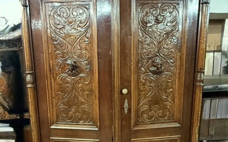 Старинен гардероб с богата ръчна дърворезба от XVIII век получи Етнографската къща в Добрич