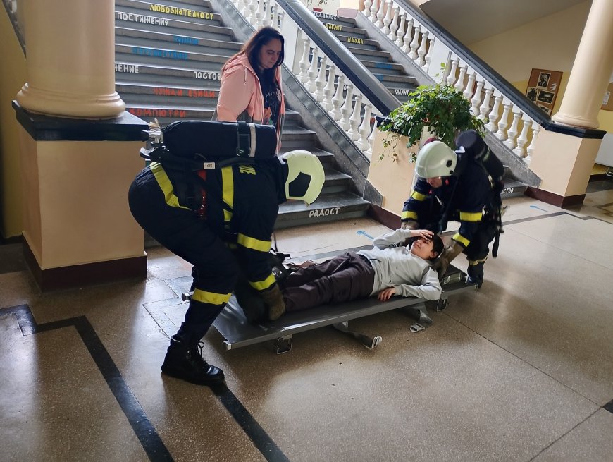 Учебна евакуация при земетресение и възникнал пожар се проведе в ОУ „Йордан Йовков“ в Каварна