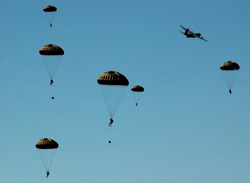Днес е Денят на военните парашутисти от българската армия