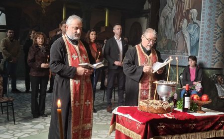 С  водосвет и поднасяне на цветя пред паметната плоча на първото училище в Добрич бе отбелязан Денят на народните будители